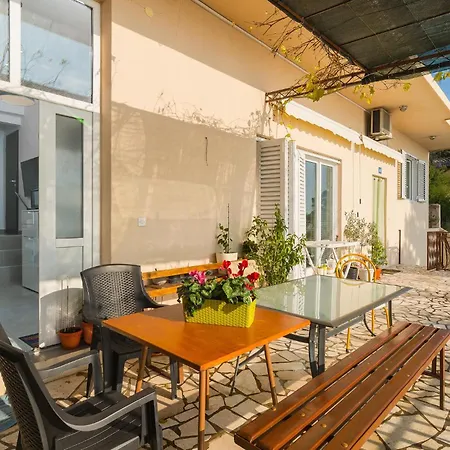 Lovely In Jesenice Apartment Krilo